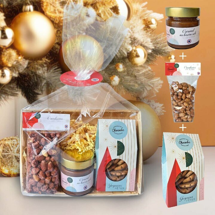 Bourriche de Nol avec sachet de cacahutes caramlises, un coffret cartonn de biscuits aux ppites de chocolat, un pot de caramel au beurre sal