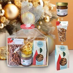Bourriche de Nol avec sachet de cacahutes caramlises, un coffret cartonn de biscuits aux ppites de chocolat, un pot de caramel au beurre sal